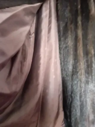 Abrigo de pelo mujer marrón.