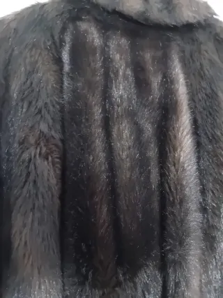 Abrigo de pelo mujer marrón.