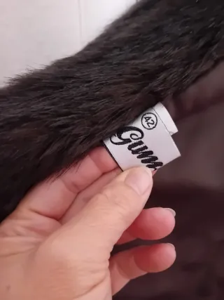 Abrigo de pelo mujer marrón.