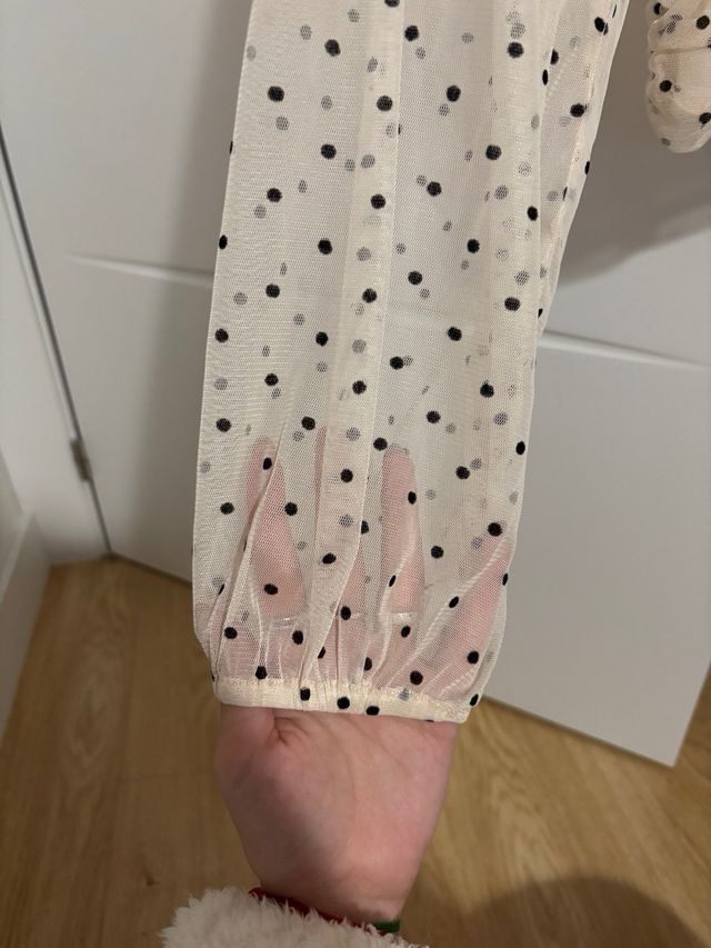 Blusa con mangas transparentes