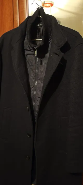 Abrigo negro con chaleco interior