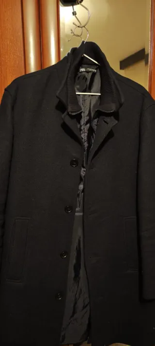 Abrigo negro con chaleco interior