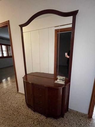 Mueble aparador de madera con espejo
