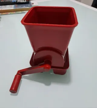 Grattugia vintage rossa