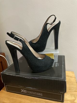 Zapatos de tacón Xti negros con pedrería