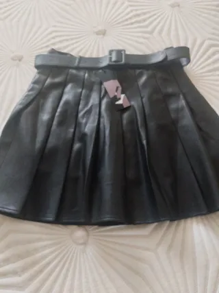 Falda plisada negra con cinturón