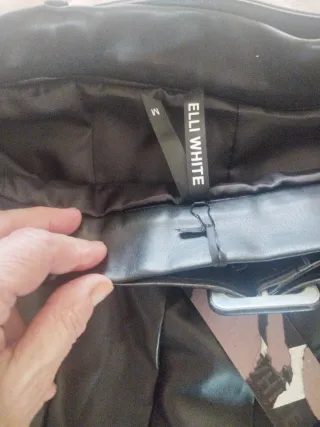 Falda plisada negra con cinturón