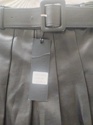 Falda plisada negra con cinturón