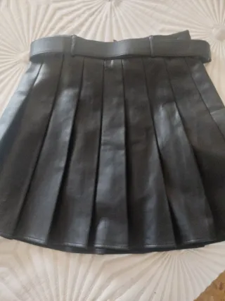 Falda plisada negra con cinturón
