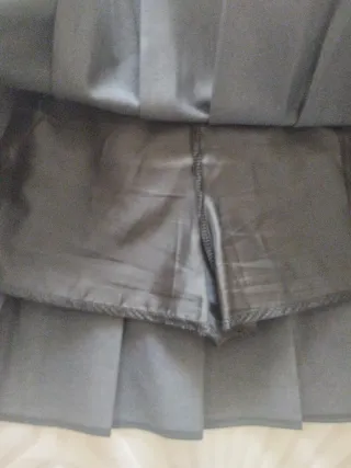 Falda plisada negra con cinturón