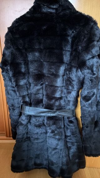 Abrigo de pelo sintético negro talla 40