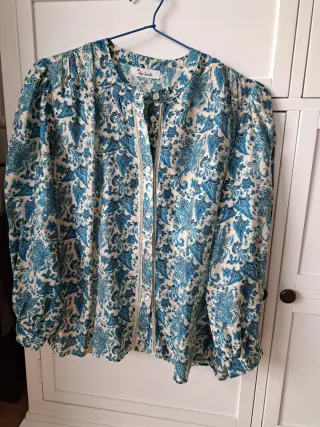 Blusa estampada azul y beige