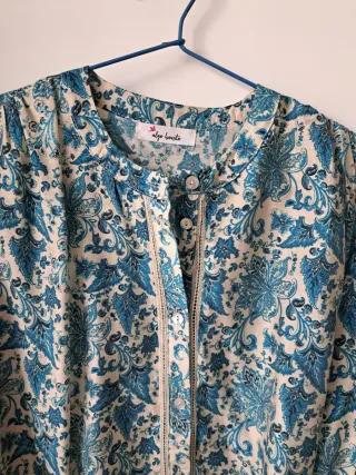 Blusa estampada azul y beige