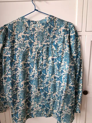 Blusa estampada azul y beige