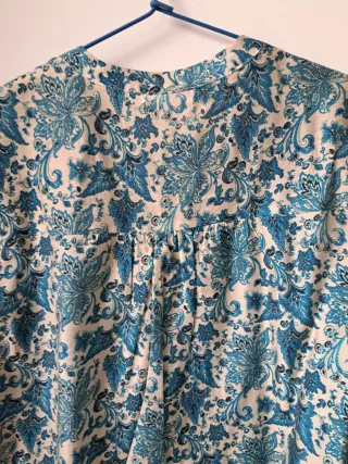Blusa estampada azul y beige
