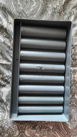 Organizador de monedas gris.