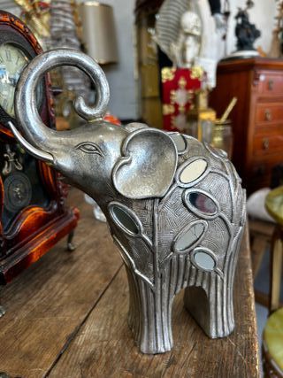 Elefante decorativo plateado con espejos