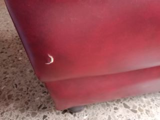 Divano e 2 poltrone rosse in stile vintage