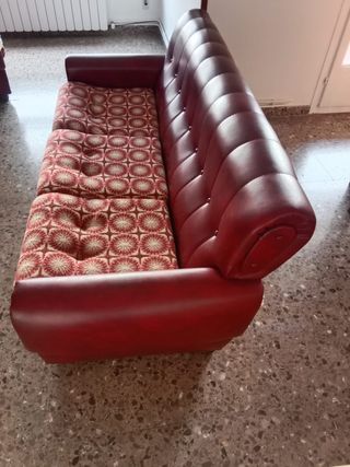 Divano e 2 poltrone rosse in stile vintage