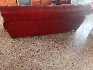 Divano e 2 poltrone rosse in stile vintage