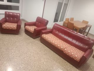 Divano e 2 poltrone rosse in stile vintage