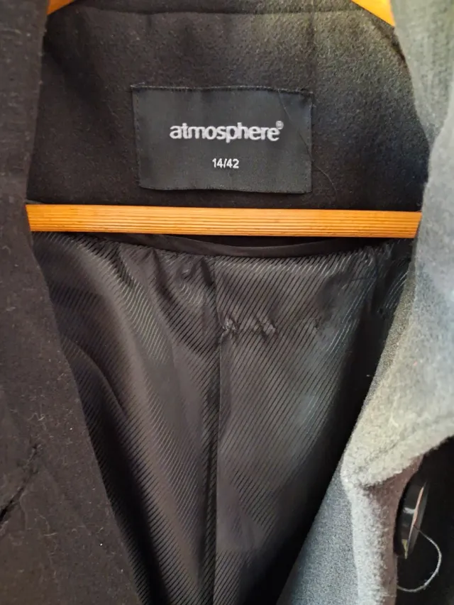 Abrigo de paño negro