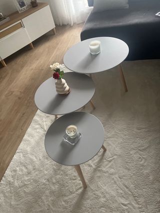 Set di tre tavolini rotondi grigi con design moderno ed elegante