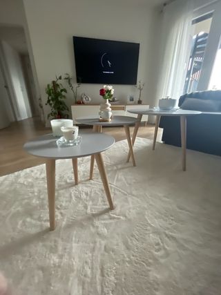 Set di tre tavolini rotondi grigi con design moderno ed elegante