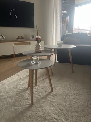 Set di tre tavolini rotondi grigi con design moderno ed elegante