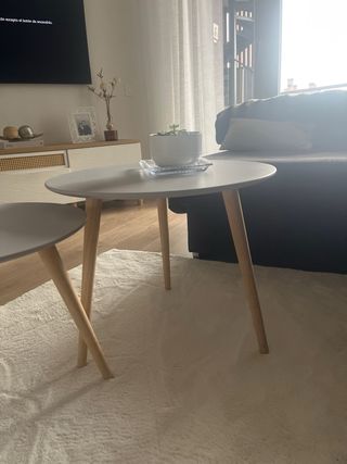 Set di tre tavolini rotondi grigi con design moderno ed elegante