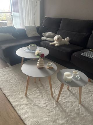 Set di tre tavolini rotondi grigi con design moderno ed elegante