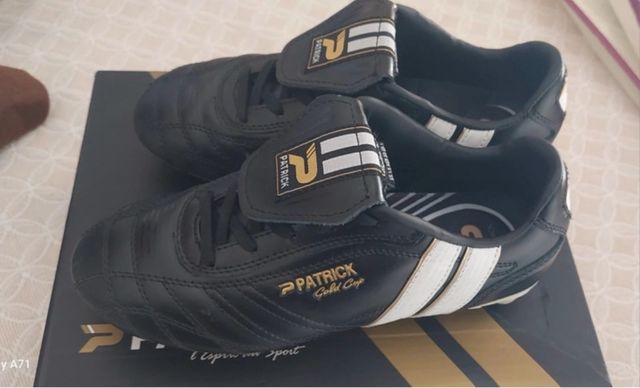 Botas de fútbol Patrick niño negras y doradas