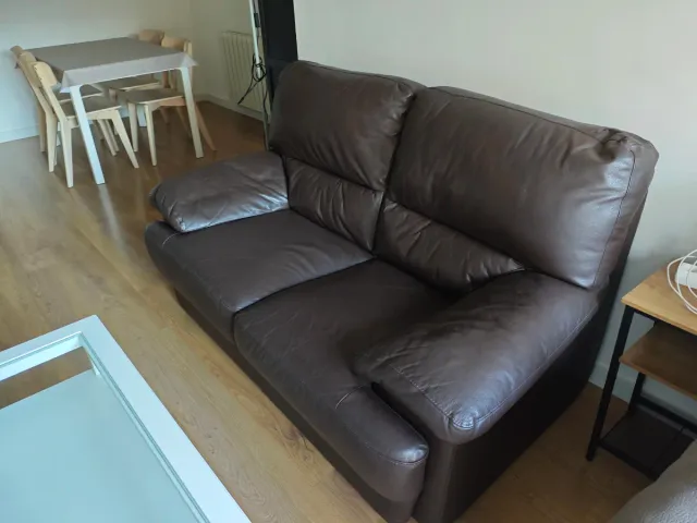 Sofá de 2 plazas en piel marrón.