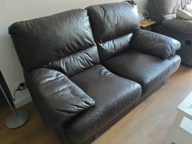 Sofá de 2 plazas en piel marrón.