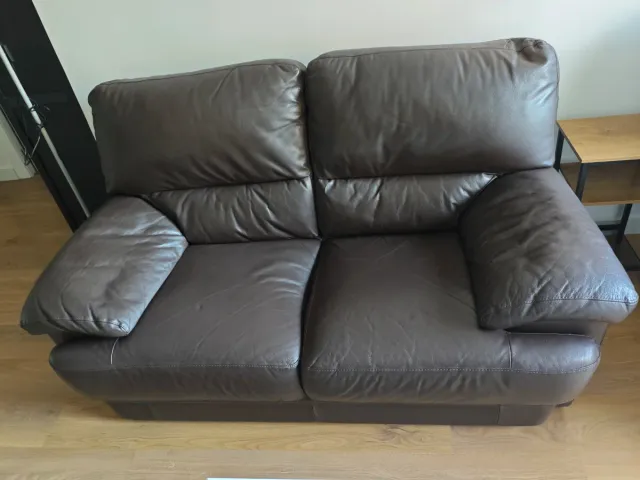 Sofá de 2 plazas en piel marrón.