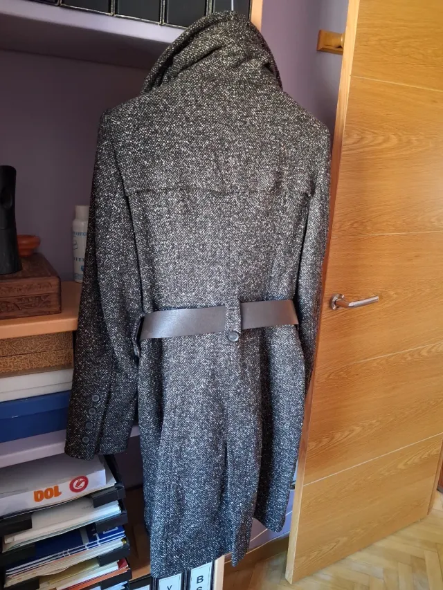 Abrigo de mujer gris y negro