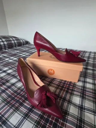 Zapatos de tacón burdeos con borlas Talla 41