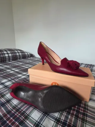Zapatos de tacón burdeos con borlas Talla 41