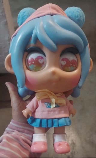 Muñeca estilo kawaii con ojos de corazón