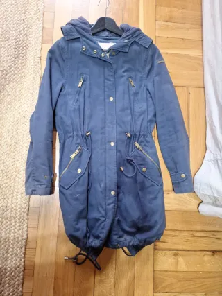 Parka azul marino con capucha