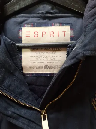 Parka azul marino con capucha