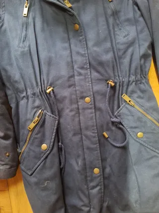 Parka azul marino con capucha