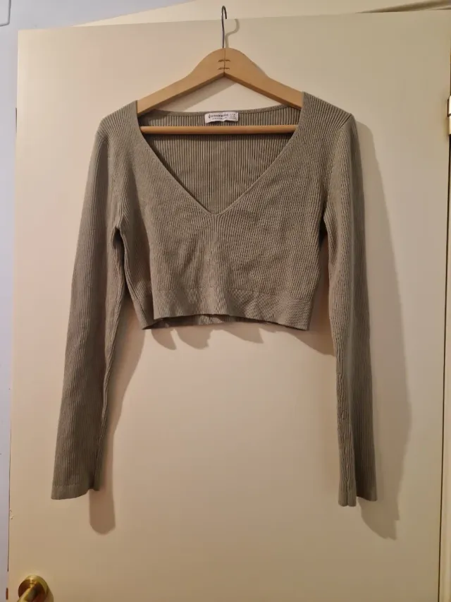 Top Stradivarius verde escote pico