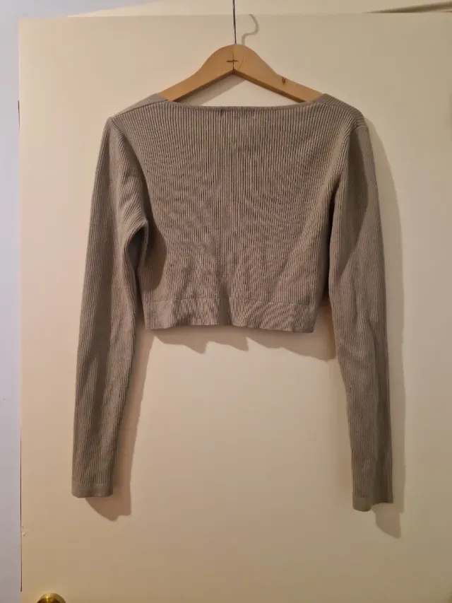 Top Stradivarius verde escote pico