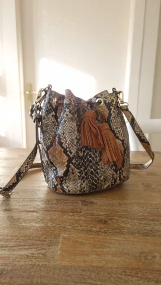 Bolso saco efecto piel serpiente. Herrajes perfect