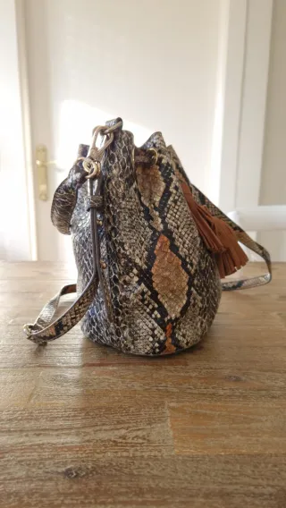 Bolso saco efecto piel serpiente. Herrajes perfect
