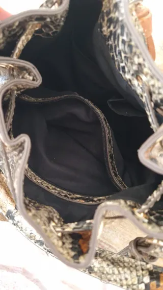 Bolso saco efecto piel serpiente. Herrajes perfect