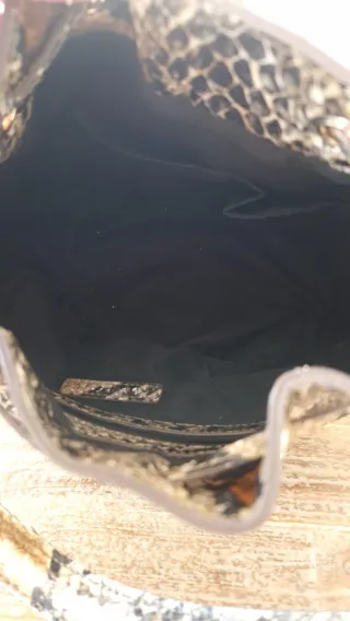 Bolso saco efecto piel serpiente. Herrajes perfect