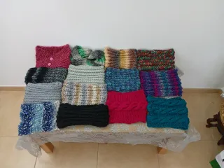 Bufandas y cuellos de lana tejidos