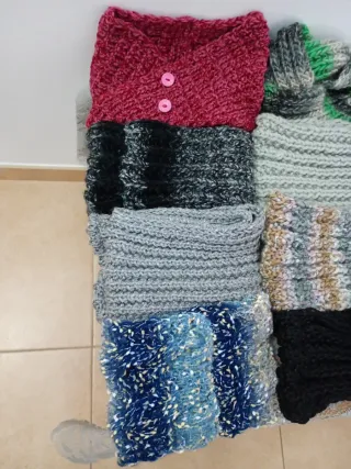Bufandas y cuellos de lana tejidos